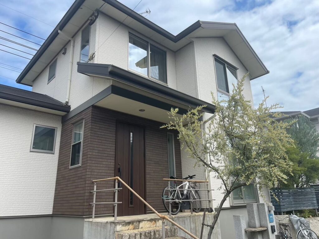 外壁・屋根・木部の塗装が完了した住宅の外観