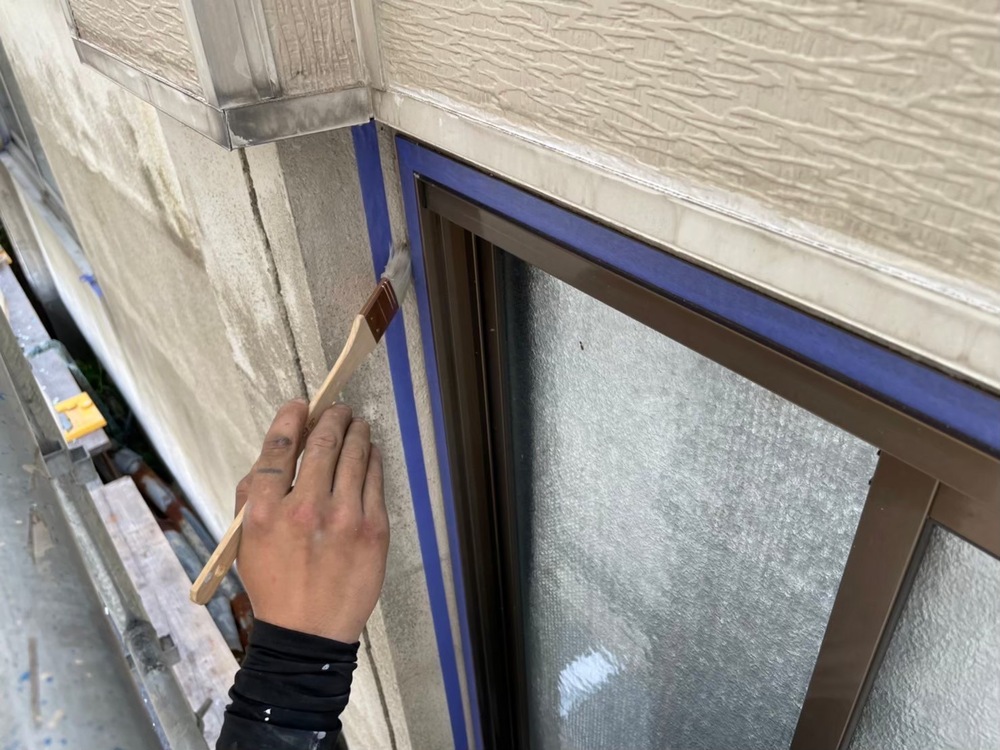 開口部まわりの塗装の仕上がりを見ながら進める工程