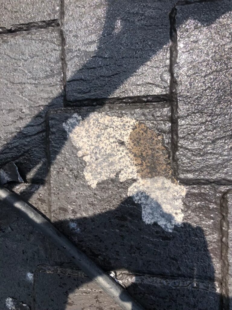屋根の傷んだ部分を取り除いて整える補修作業