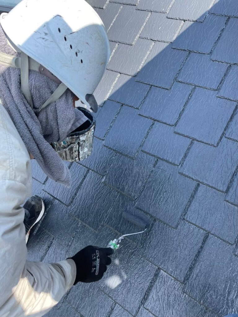 補修後の屋根面を塗装で仕上げる作業