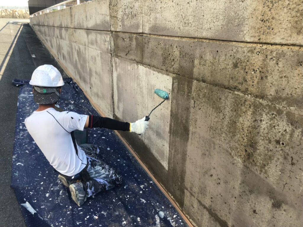 外壁下部の欠損箇所を補修している作業