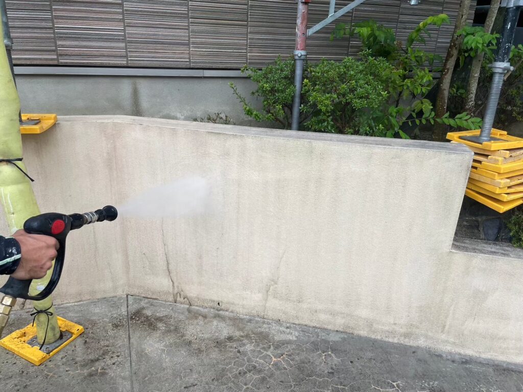 高圧洗浄で黒ずみとコケを落とした擁壁