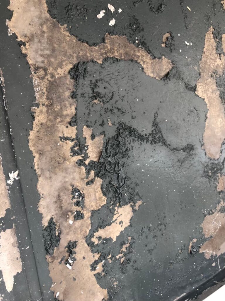 傷んだ屋根面の下地を補修している作業