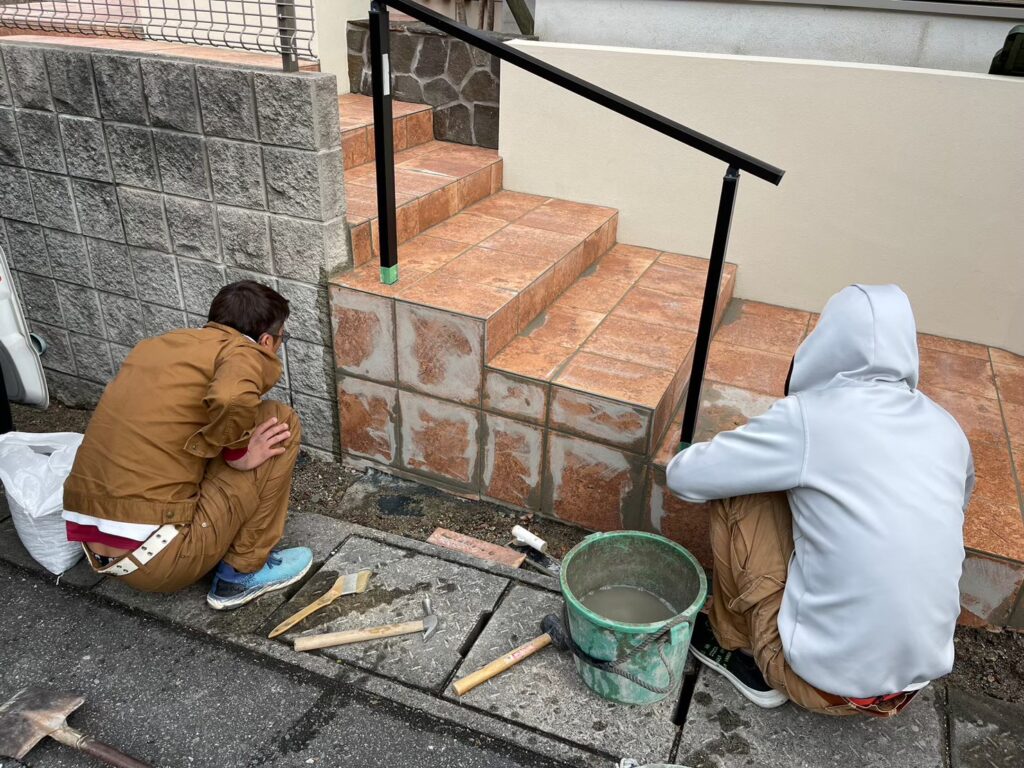 滑り止めタイプのタイルへ張り替えた玄関アプローチ