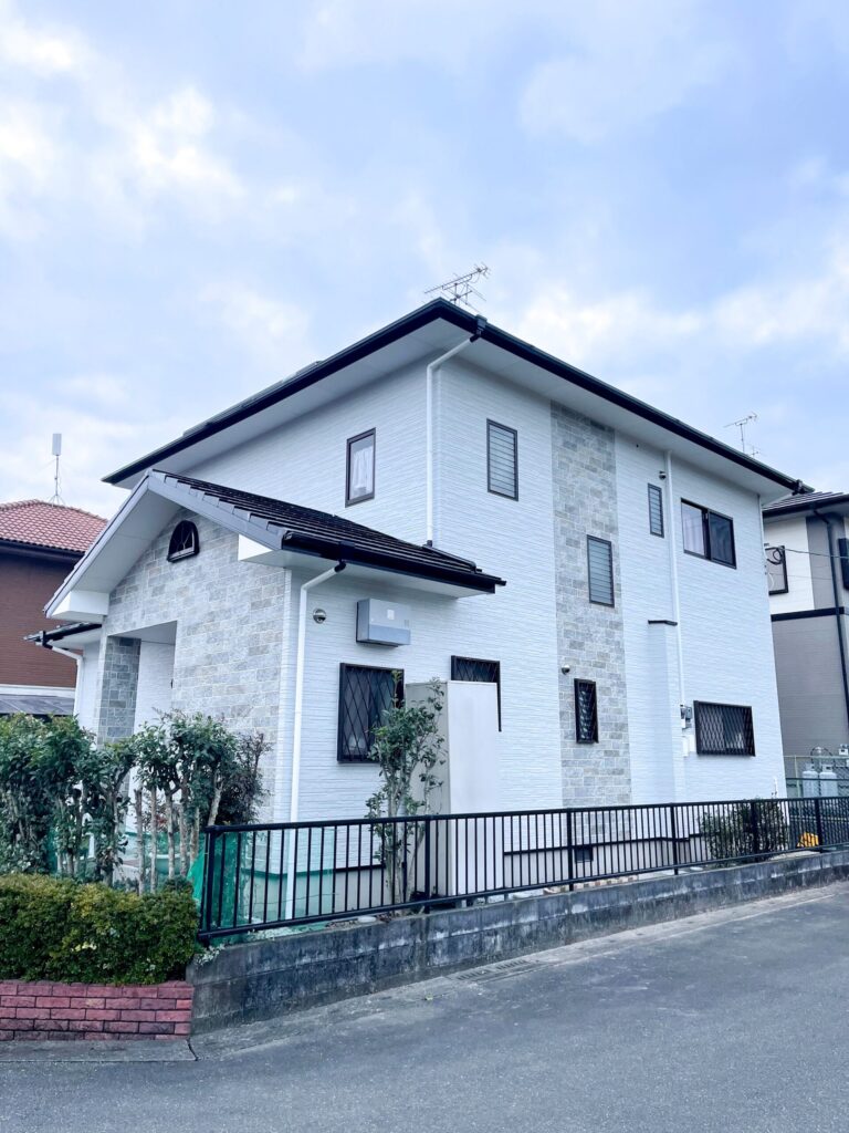 佐賀県内で白を基調に塗り替えた外壁塗装の施工後外観