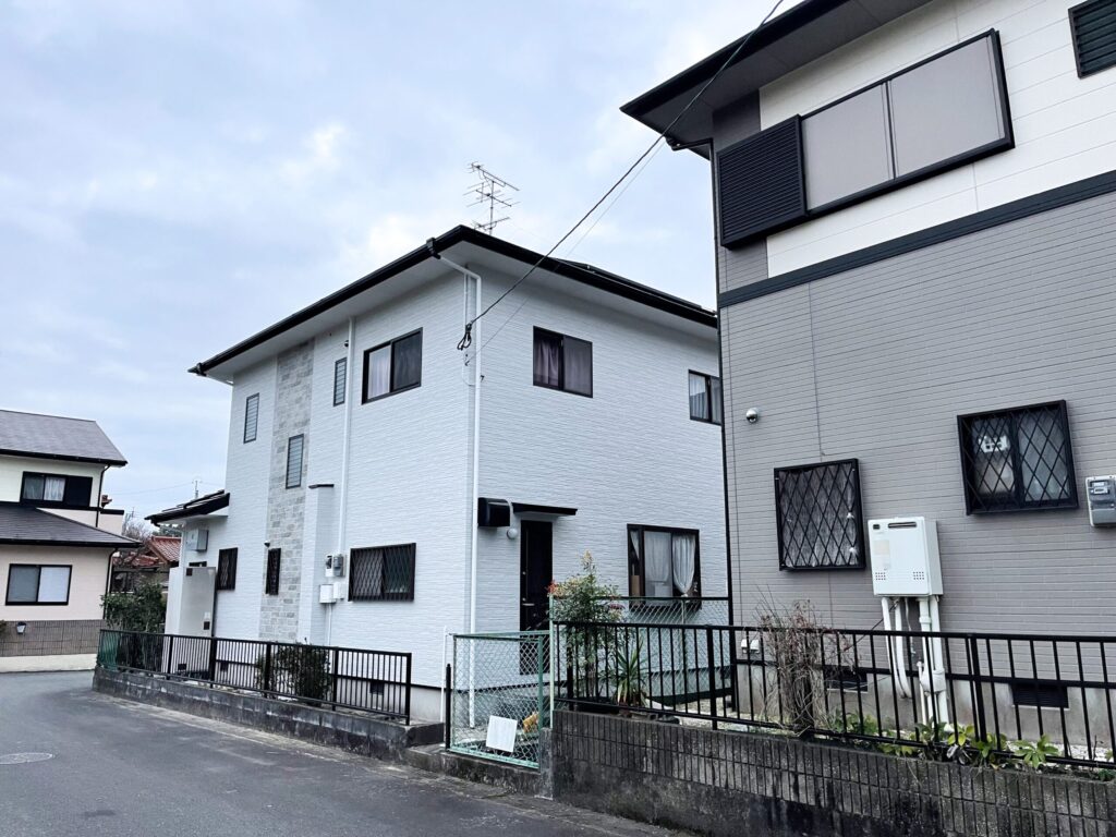 離れた位置から見た外壁塗装後の白い住宅