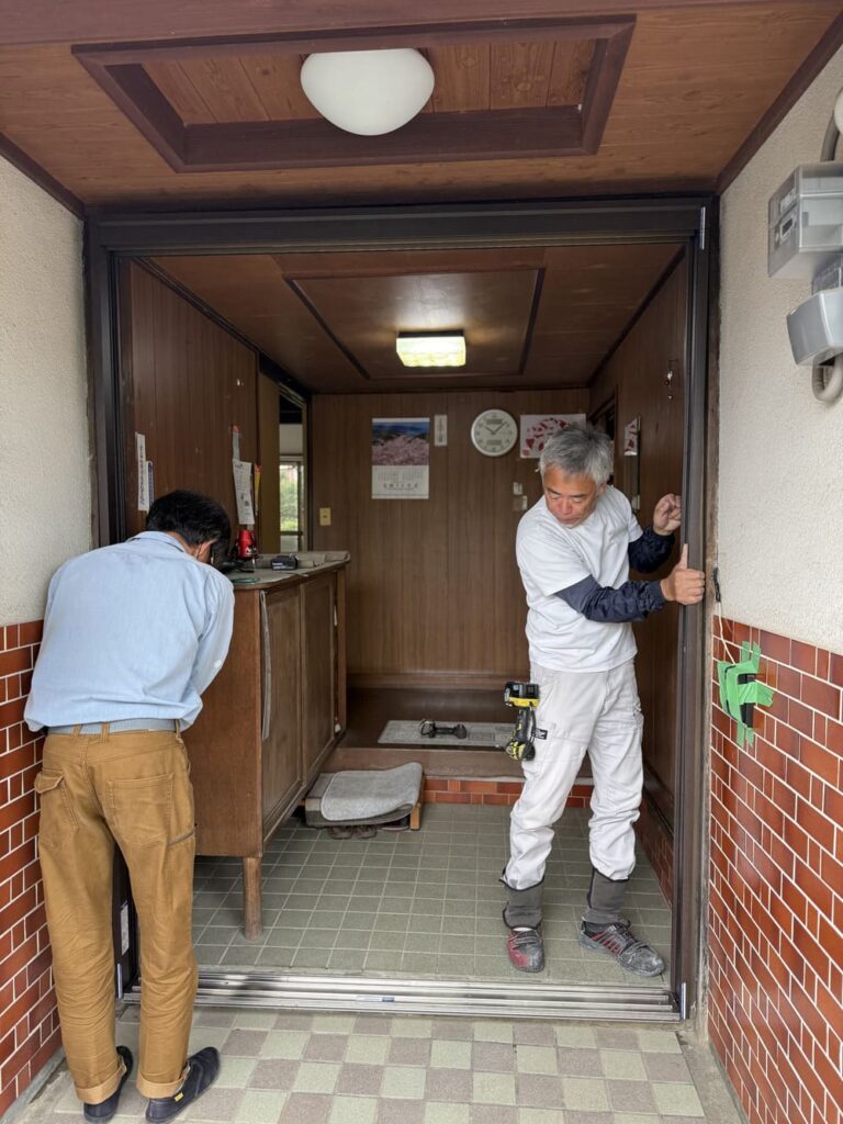 施工前の室内壁面と床面の傷み具合