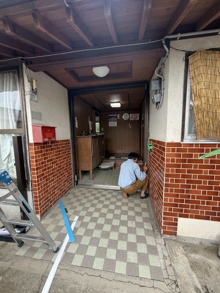 既存の壁紙を剥がしている作業