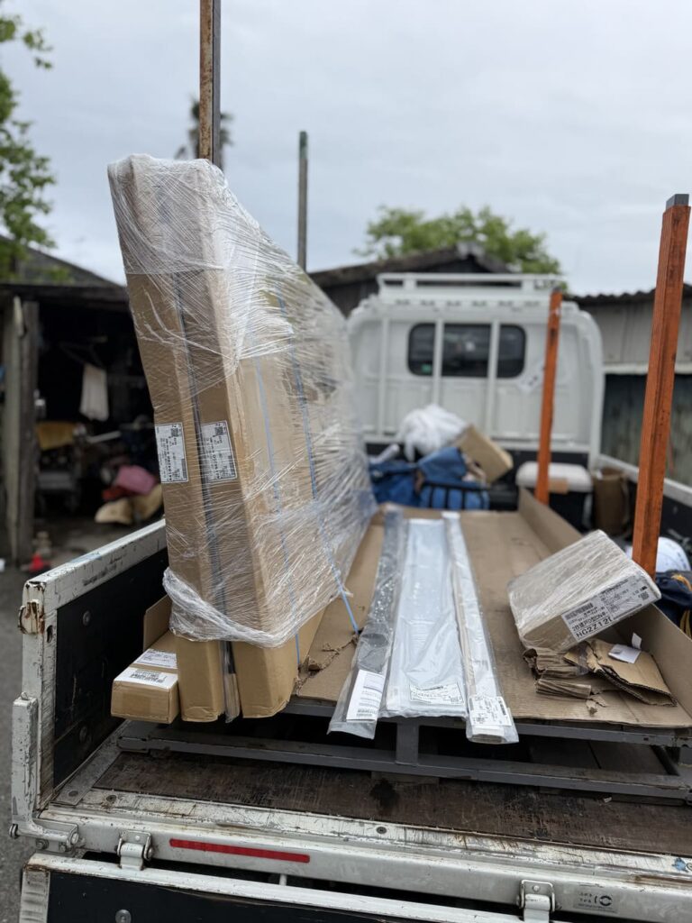 壁紙張り替え前にパテで下地を整える工程