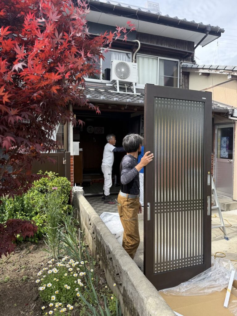 室内の壁紙を張り替える作業