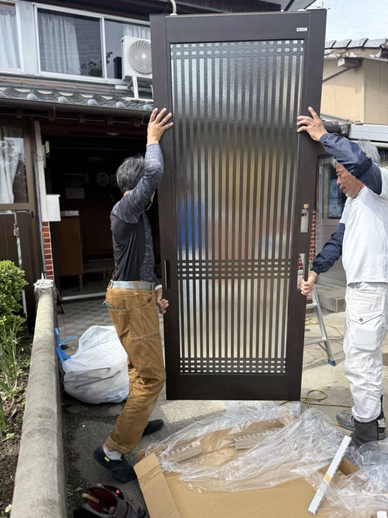 新しい壁紙を施工している室内