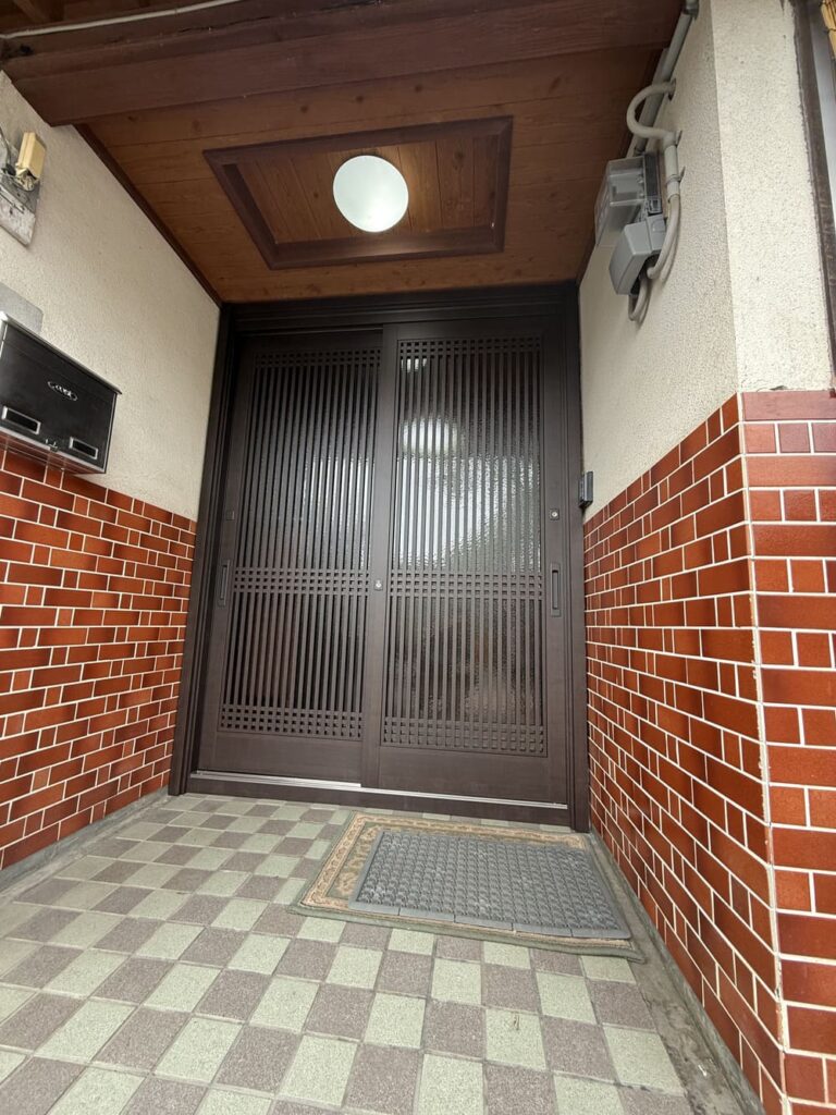 既存フローリングへ専用シートを施工する作業