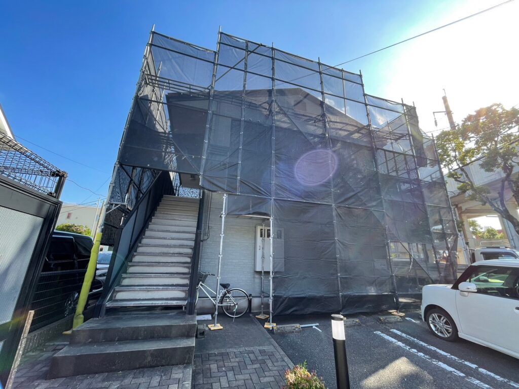 建物全体を囲うように設置された足場と飛散防止メッシュシート