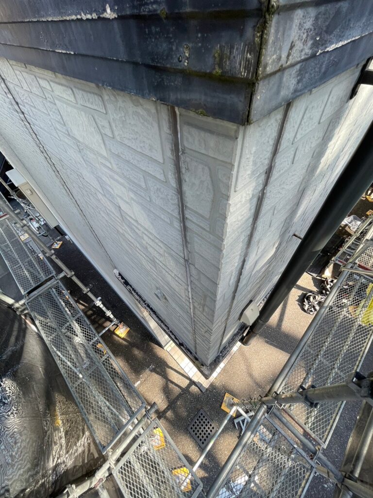 金属製扉の塗装前に表面を研磨している施工工程