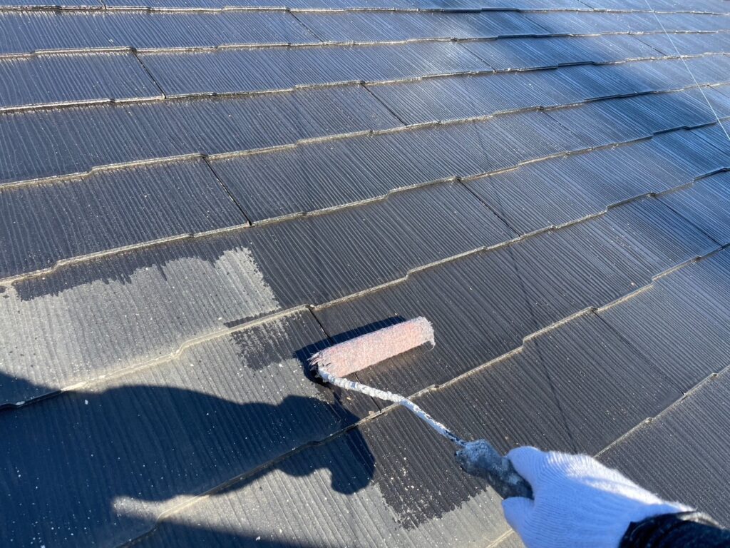 決められた量の塗料を均一に行き渡らせる屋根塗装の工程