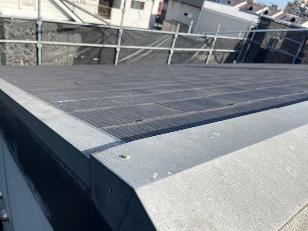 屋根材と金属部分を確認しながら進める屋根塗装工事