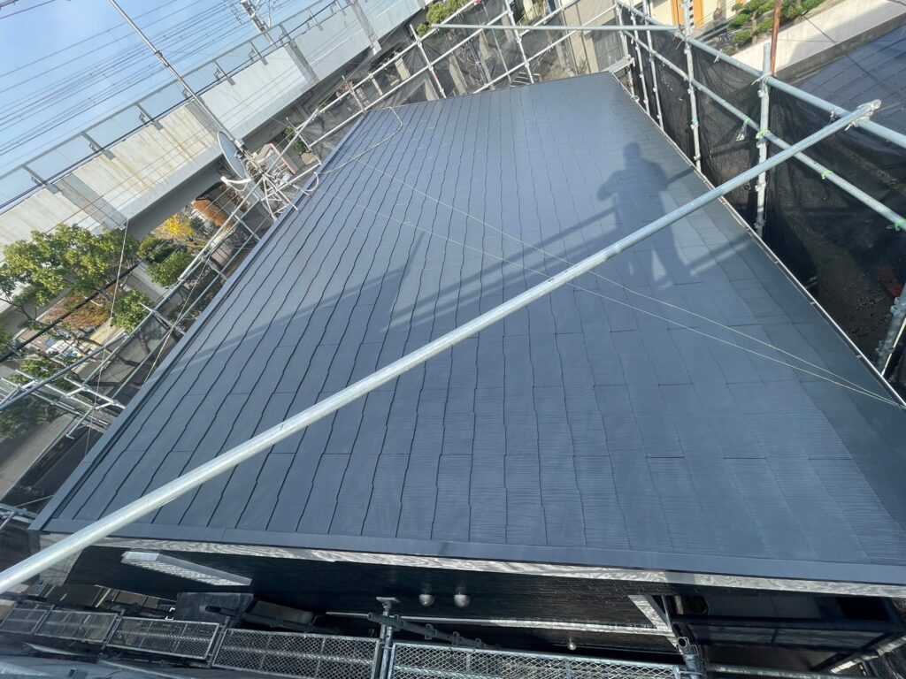 屋根塗装工事が完成した住宅の屋根全景