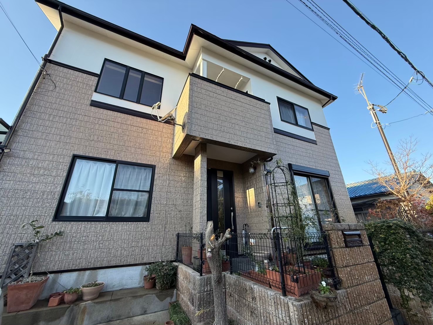 外壁塗装と付帯部塗装が完成した住宅