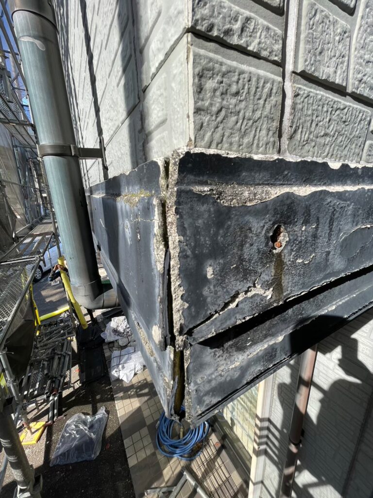 建物の角部分に見られる劣化や傷みの様子