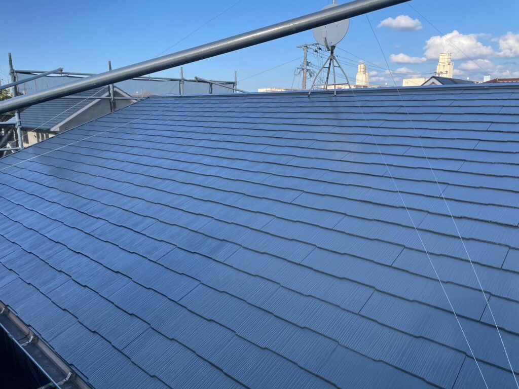 屋根塗装完成後のスレート屋根全体