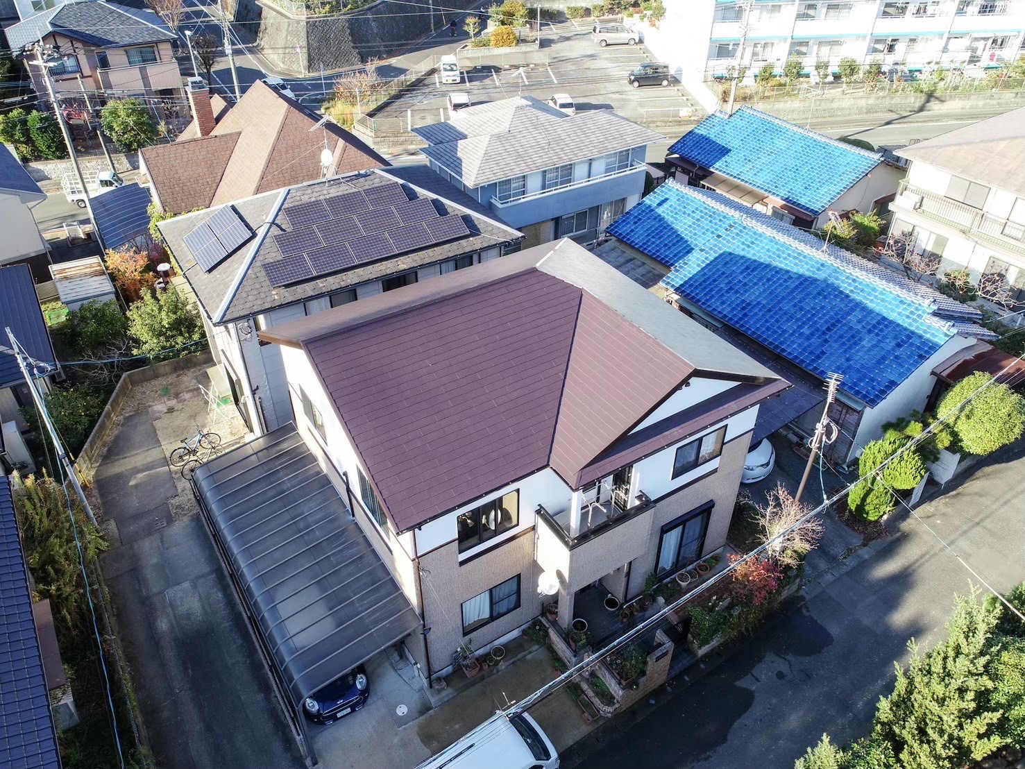 上空から撮影した屋根塗装工事完成後の住宅