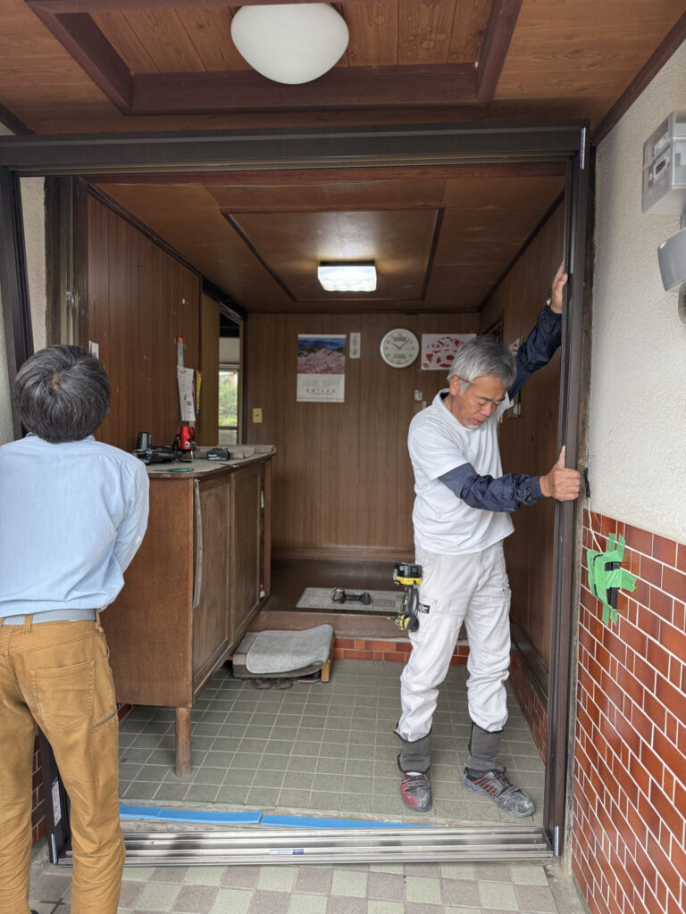 新しい玄関引戸の枠を取り付ける作業