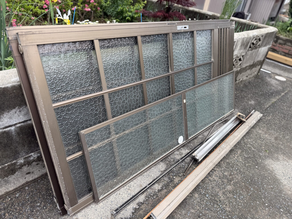 玄関交換工事で取り外した既存建具