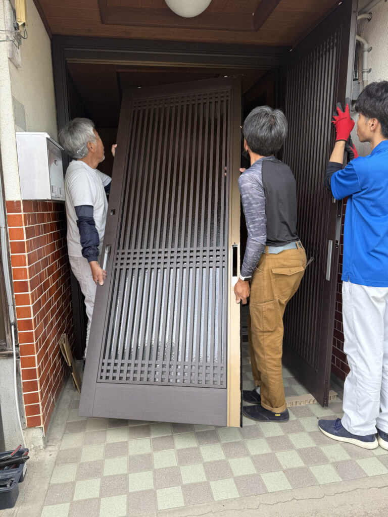 新しい玄関引戸を枠へ取り付ける作業