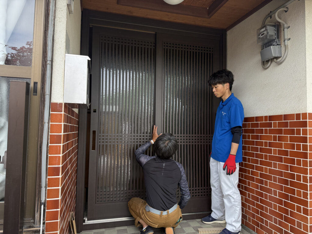 玄関引戸の開閉と建付けを確認する作業