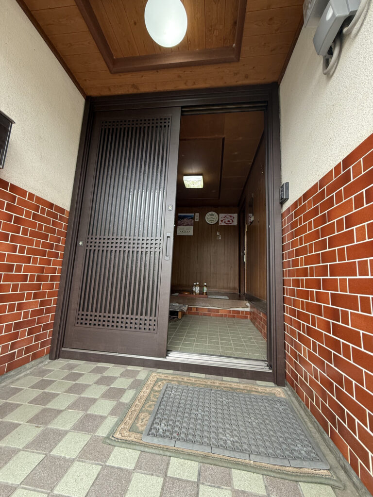 交換後の木目調玄関引戸を開けた状態