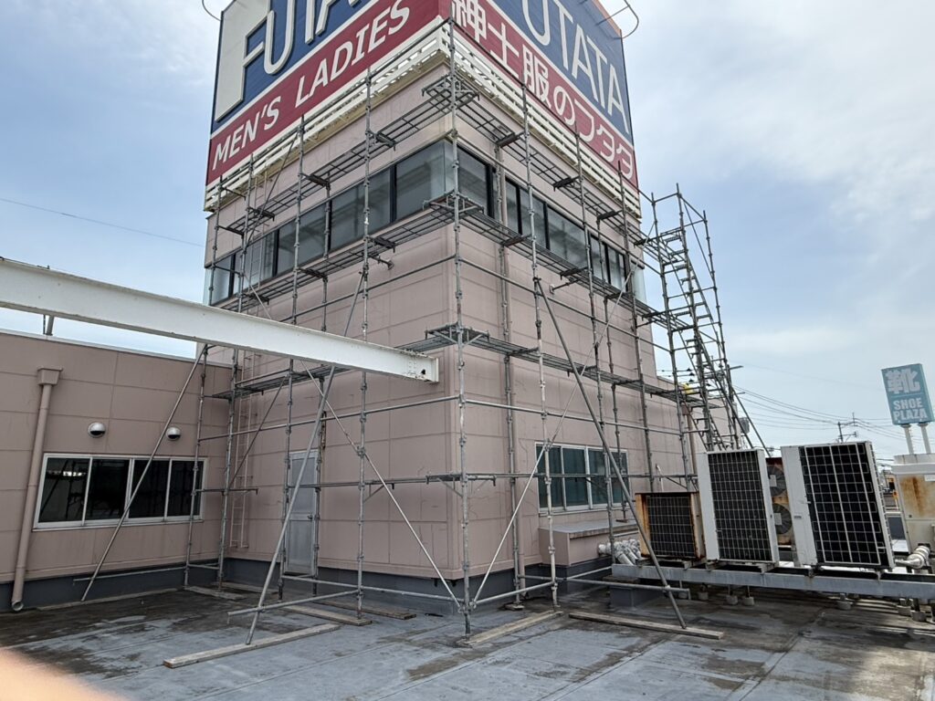 塔屋の外壁と窓まわりに沿って組まれた雨漏り補修用足場