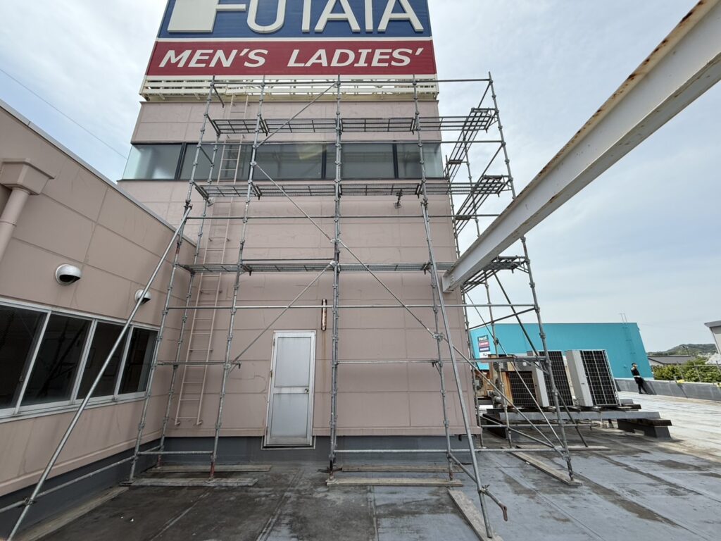 建物正面側に設置した雨漏り調査用の外部足場
