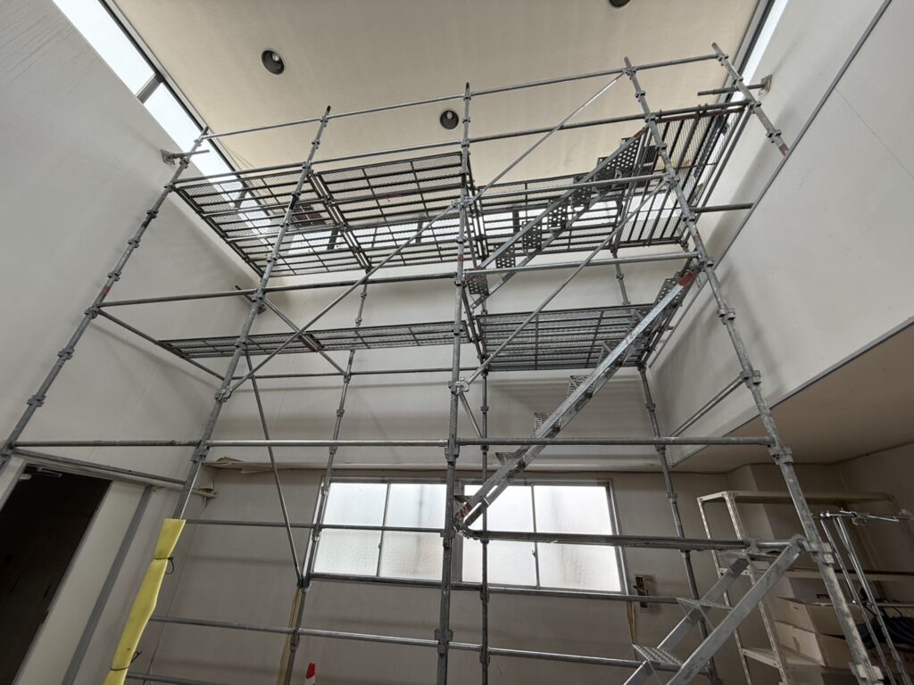 雨漏り調査と天井付近の作業に備えて建物内部に設置した足場