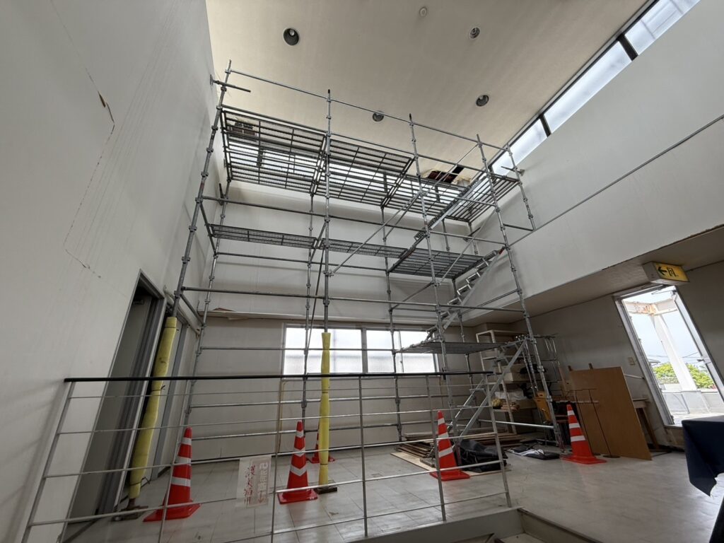 立入区画を設けて安全に設置された建物内部の足場