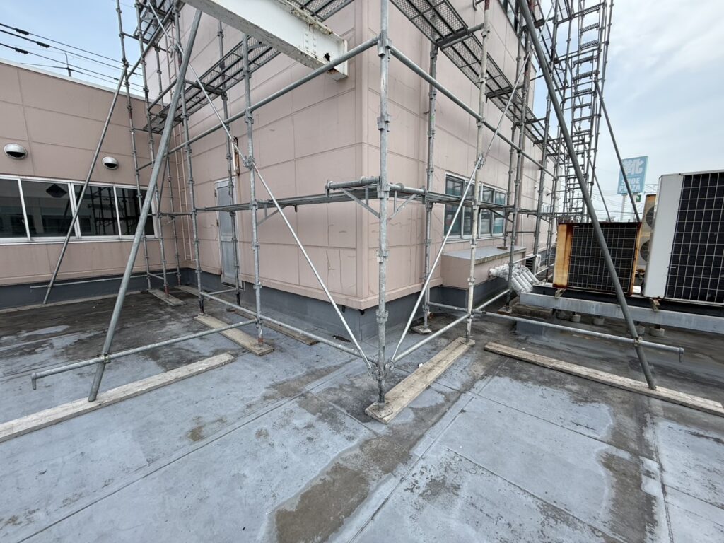 屋上の防水面と設備に配慮して設置された足場