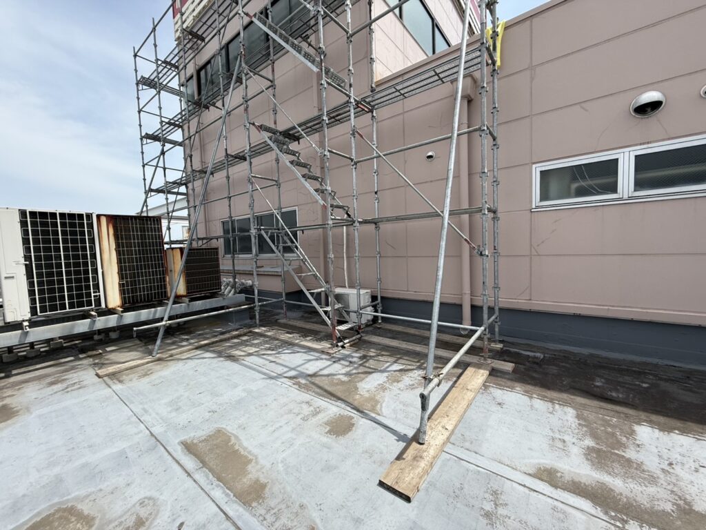 屋上設備の近くに設置した足場と昇降階段
