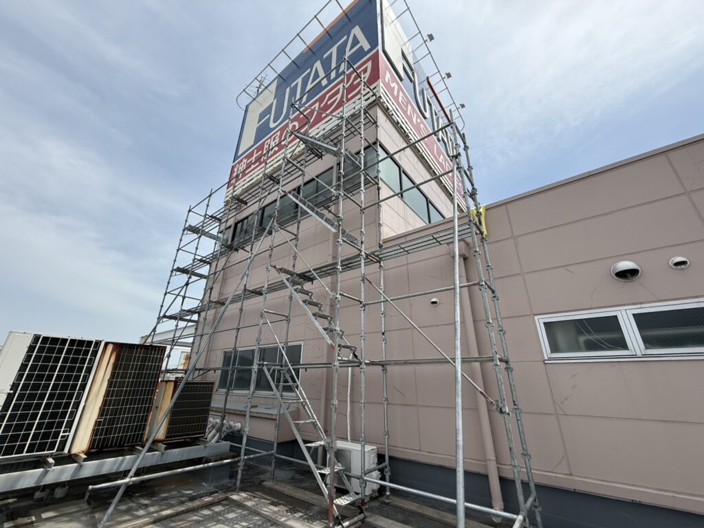 雨漏り修理に向けて建物外部に設置した足場