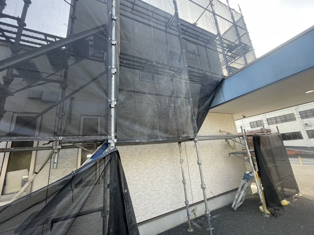 病院の外壁工事で設置した足場と飛散防止シート