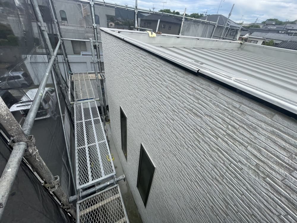 屋根と外壁の取り合いまで施工した病院外壁